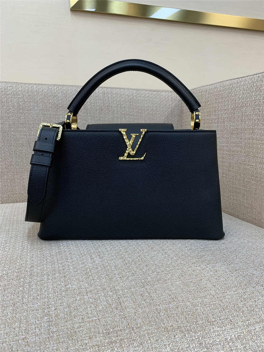 Louis Vuitton CAPUCINES EAST WEST  M24664  size：33x19x9cm 2025 new 